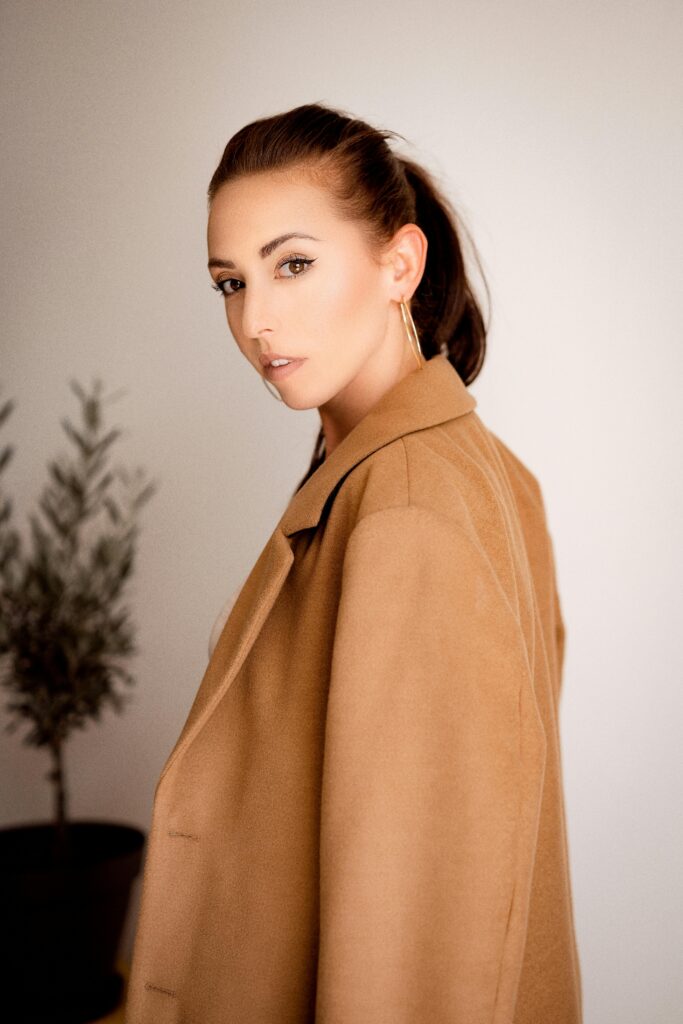 What Is Fashion Psychology, Really? (And Why It’s More Than What You Wear) 2 A woman in a blazer with straight posture, representing the concept of enclothed cognition in fashion psychology.