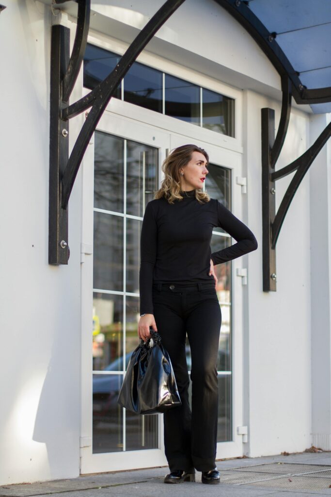 How to Build Your Own Sovereign Colour Palette 5 A women monotone all black outfit, showing low contrast.