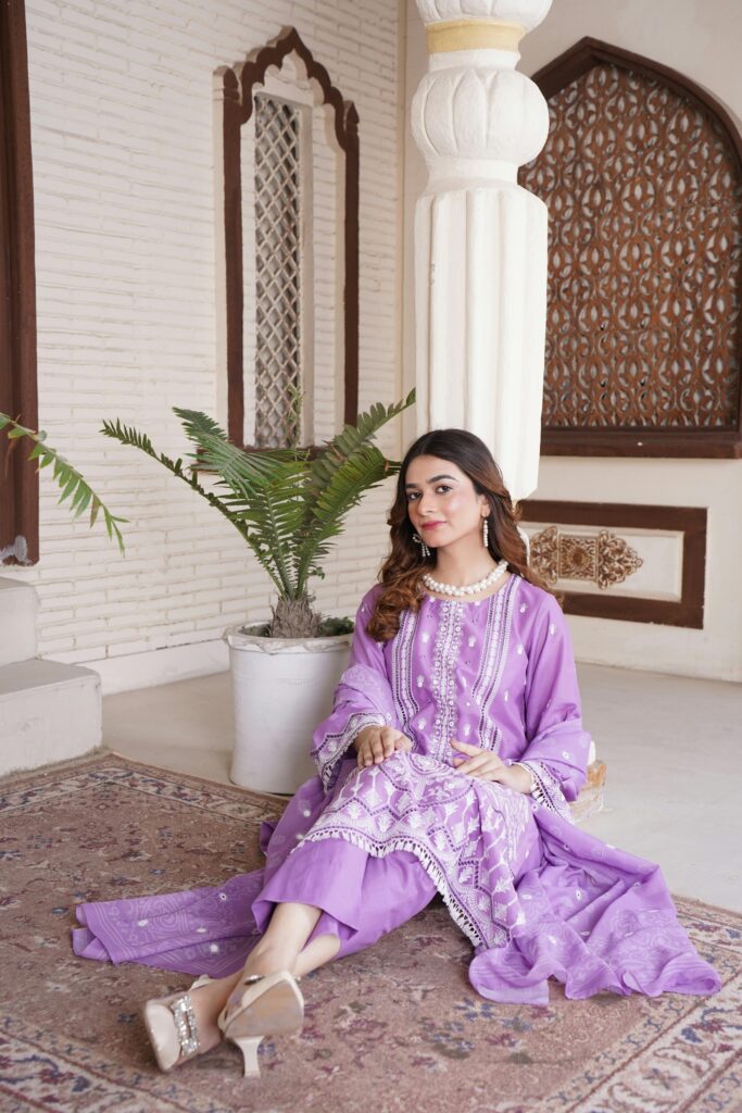 The Modern Woman’s Festive Playbook: Three Ways to Channel Intelligent Glamour 3 A woman in a simple cream kurta with a single statement silver earring, an example of minimalist festive dressing.